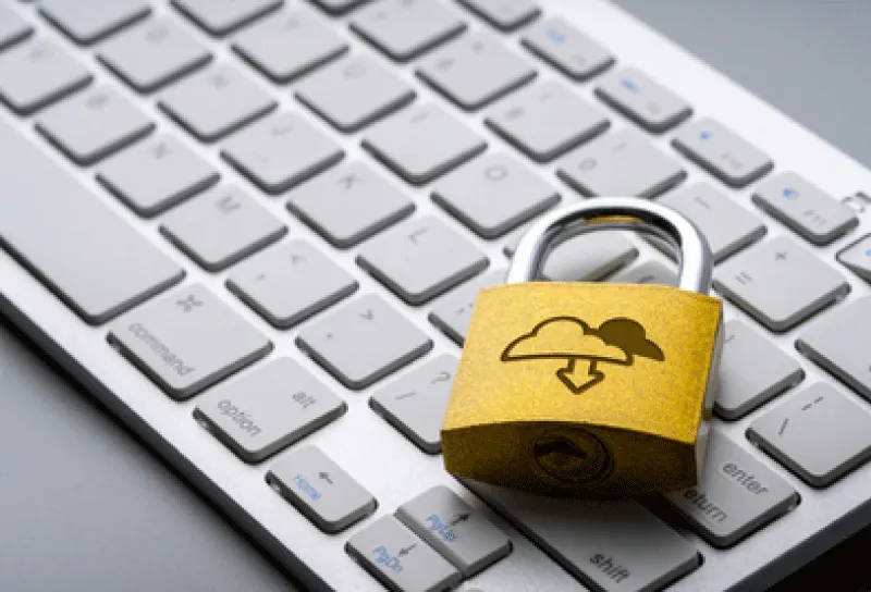 Candado con información interna, datos empresariales organizados