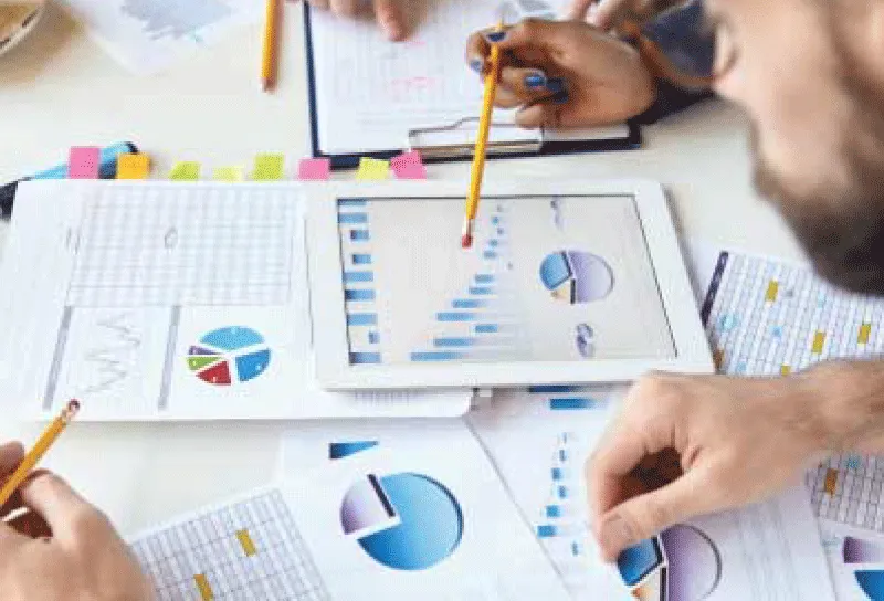 Imagen de personal trabajando con los objetivos de la empresa y midiendo el rendimiento laboral