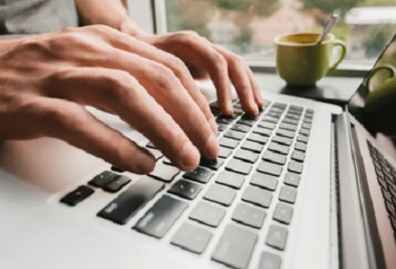 Imagen de una persona gestionando sus objetivos en línea con el uso de una laptop